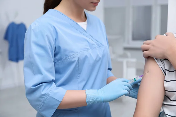 Doktor Klinikteki Hastaya Hepatit Aşısı Veriyor — Stok fotoğraf