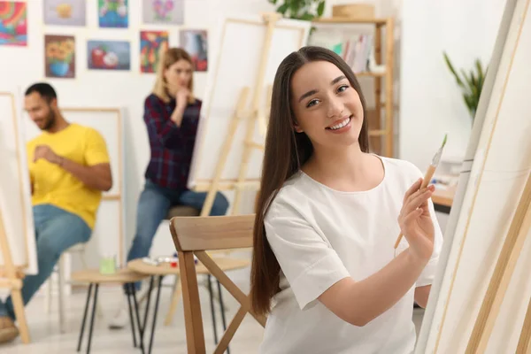 Grupo Estudiantes Que Asisten Clases Pintura Estudio Pasatiempo Creativo —  Fotos de Stock