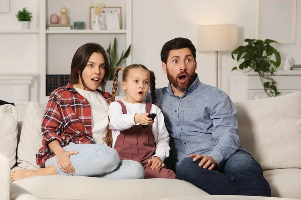 Překvapená Rodina Koukání Televizi Doma Gauči — Stock fotografie
