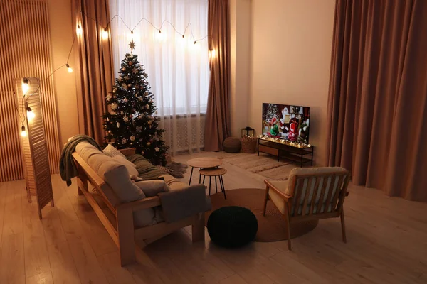 时尚房间里的电视机 家具和圣诞树 — 图库照片