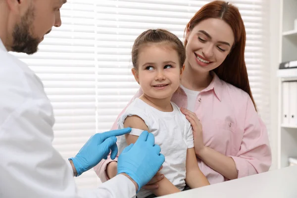 Çocuk Hepatit Aşısı Anne Kızı Klinikte Doktor Küçük Kızın Koluna — Stok fotoğraf
