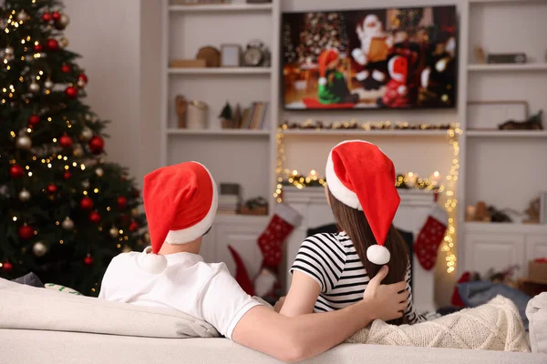 居心地の良い部屋でテレビを通してクリスマス映画を見ているカップル バックビュー 冬の休日の雰囲気 — ストック写真