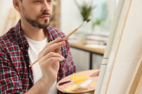 Homem Pintando Sobre Tela Estúdio Foco Seletivo Passatempo Criativo — Fotografia de Stock