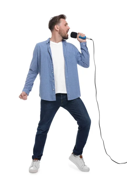 Beyaz Arka Planda Mikrofonlu Yakışıklı Bir Adam Şarkı Söylüyor — Stok fotoğraf