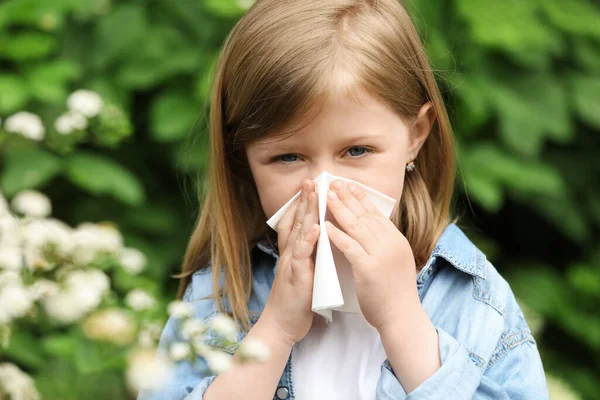 Little Girl Suffering Seasonal Spring Allergy Outdoors — Stock Photo, Image