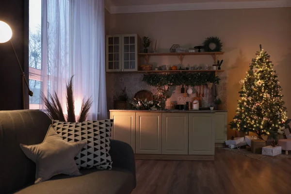 Stilvolles Zimmer Mit Gemütlichem Sofa Weihnachtsbaum Und Festlichem Dekor Innenarchitektur — Stockfoto