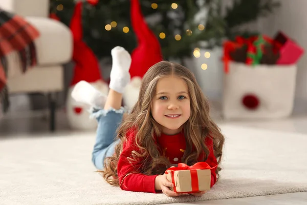 Szczęśliwa Dziewczyna Leżąca Miękkim Dywanie Prezentem Świątecznym Domu — Zdjęcie stockowe
