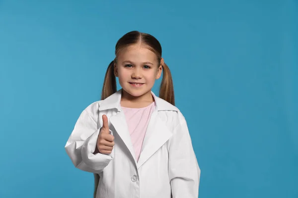 Маленькая Девочка Медицинской Форме Показывает Большой Палец Голубом Фоне — стоковое фото