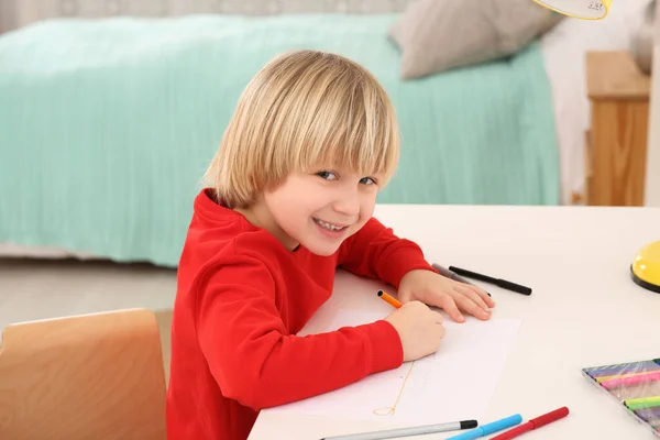 Маленький Мальчик Рисует Столом Комнате Домашнее Рабочее Место — стоковое фото