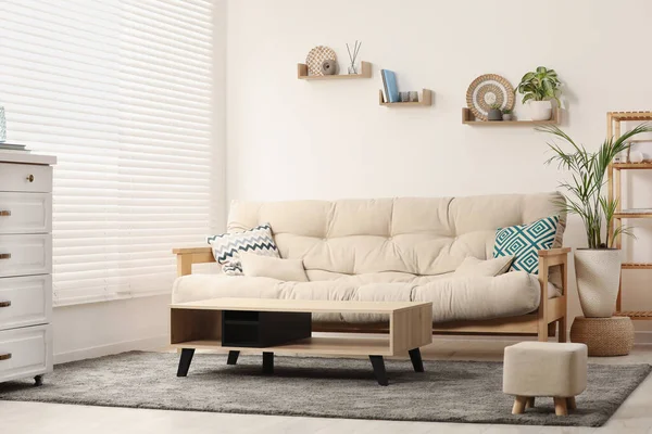 Interior Ruang Tamu Bergaya Dengan Sofa Nyaman Dan Meja Samping — Stok Foto