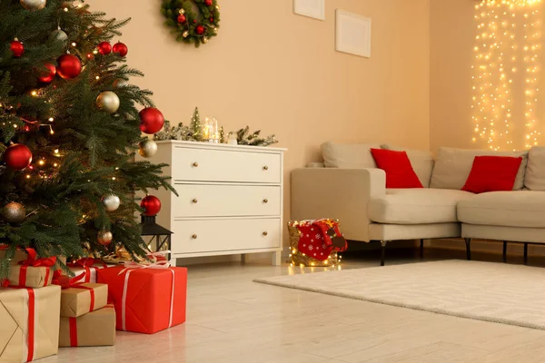 Bela Árvore Decorada Para Natal Cômoda Sofá Quarto Design Interiores — Fotografia de Stock