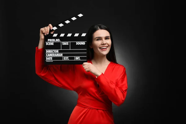 Joyeux Actrice Avec Clapperboard Sur Fond Noir Industrie Cinématographique — Photo