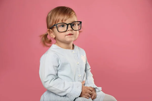 Schattig Klein Meisje Bril Roze Achtergrond — Stockfoto