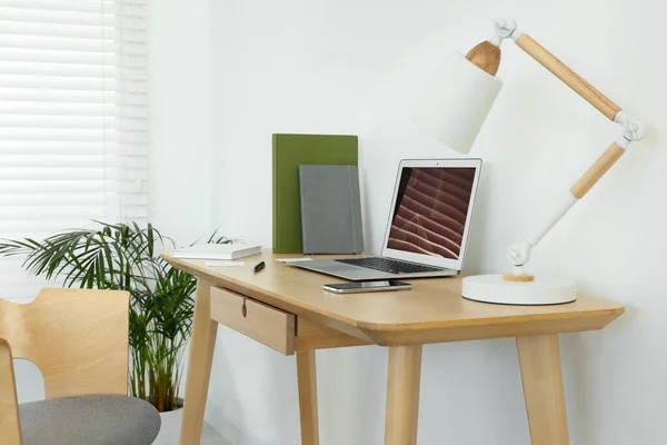 Cozy Workspace Laptop Smartphone Lamp Wooden Desk Home — Stok fotoğraf