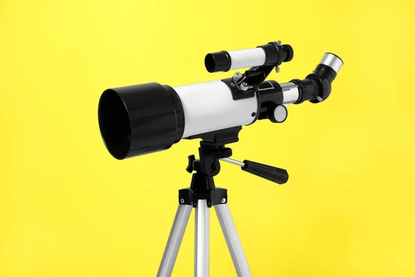 Tripod Modern Teleszkóppal Sárga Háttérrel Közelkép — Stock Fotó