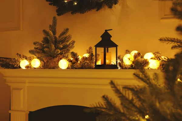 Árbol Navidad Decorativo Luces Festivas Linterna Chimenea Interior —  Fotos de Stock