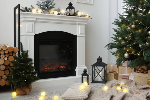 Acogedora Habitación Con Chimenea Decorada Para Navidad —  Fotos de Stock