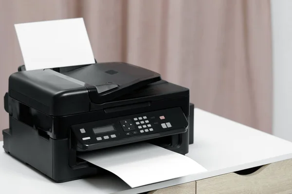现代打印机 白色桌子上有纸 文字空间 — 图库照片