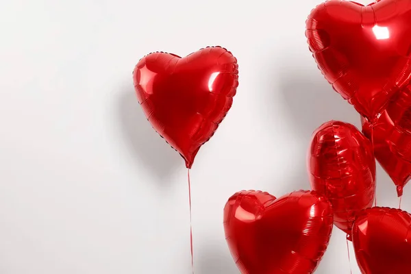 Veel Rode Hartvormige Ballonnen Witte Achtergrond Ruimte Voor Tekst — Stockfoto