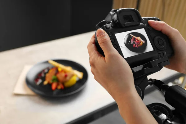식당에서 닭고기 Parsnip 딸기와 사진을 스튜디오의 테이블 Closeup 스타일리스트 — 스톡 사진