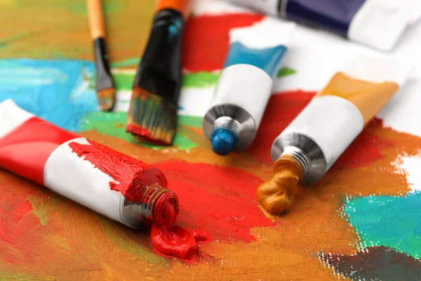 Tubos Coloridas Pinturas Óleo Pinceles Sobre Lienzo Con Pintura Abstracta —  Fotos de Stock