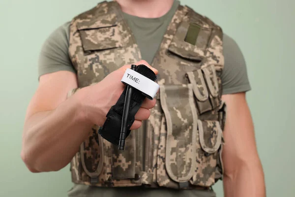 Soldaat Militair Uniform Met Medisch Tourniquet Lichte Olijf Achtergrond Close — Stockfoto