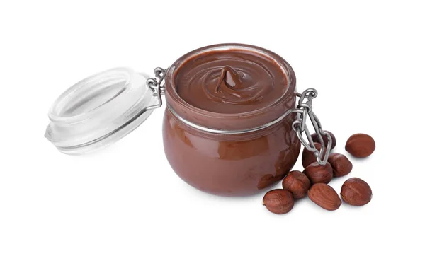 有美味的巧克力酱和白背景的榛子的罐子 — 图库照片