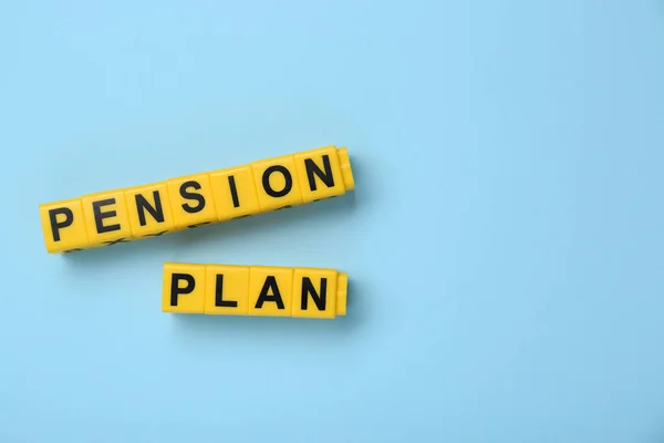 Żółte Kostki Frazą Pension Plan Light Blue Background Flat Lay — Zdjęcie stockowe