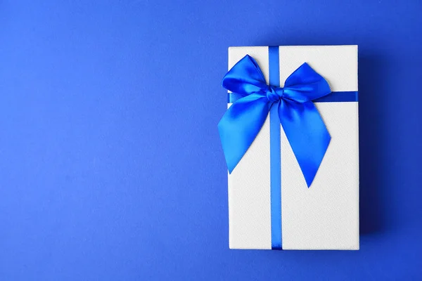 Gyönyörű Ajándék Doboz Kék Háttér Felső Nézet Szöveg Helye — Stock Fotó