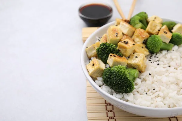 Mísa Rýže Smaženým Tofu Brokolicí Bílém Stole Detailní Záběr Mezera — Stock fotografie