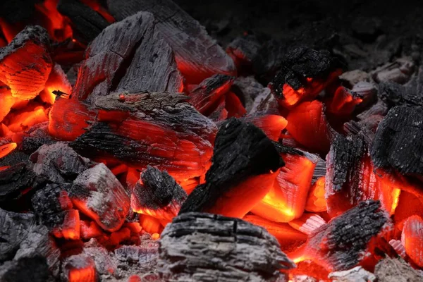 석탄을 녹이는 뜨거운 덩어리들을 배경으로 폐쇄하는 — 스톡 사진