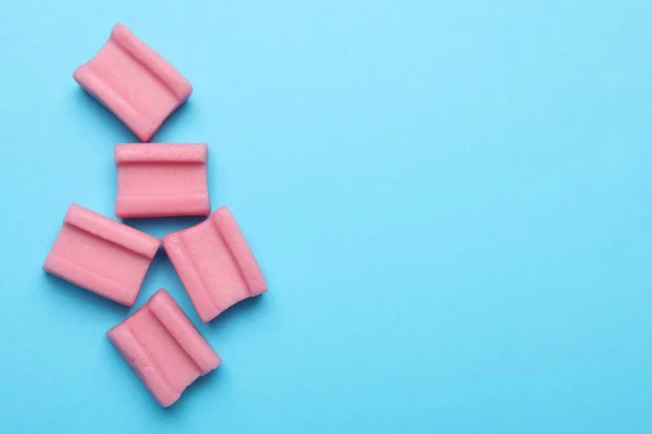 Lekker Roze Kauwgom Lichtblauwe Achtergrond Plat Gelegd Ruimte Voor Tekst — Stockfoto