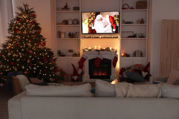 Fernseher Mit Weihnachtsfilm Über Dem Kamin Gemütlichen Raum Winterurlaubsstimmung — Stockfoto