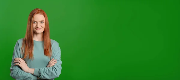 Krom Anahtar Bileşimi Yeşil Ekran Karşısında Kızıl Saçlı Güzel Bir — Stok fotoğraf