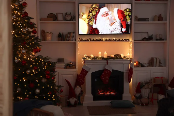 Τηλεόραση Χριστουγεννιάτικη Ταινία Πάνω Από Τζάκι Στο Άνετο Δωμάτιο Χειμερινές — Φωτογραφία Αρχείου