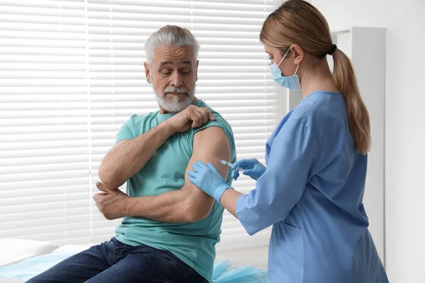 Orvos Hepatitis Vakcinát Betegnek Klinikán — Stock Fotó