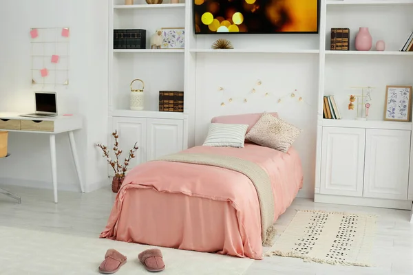 Şık Bir Gencin Odası Rahat Yatak Işyeri Modern Seti Var — Stok fotoğraf