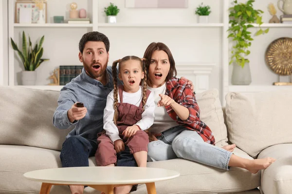 家庭でソファでテレビを見て驚くべき家族 — ストック写真