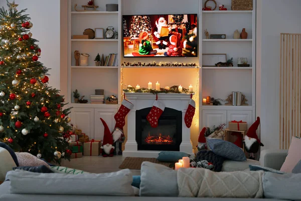 Telewizor Filmem Świątecznym Nad Kominkiem Przytulnym Pokoju Zimowe Wakacje Atmosfera — Zdjęcie stockowe