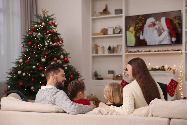 가족은 방에서 근처의 소파에서 시간을 보내고 돌아보면 크리스마스 분위기 — 스톡 사진