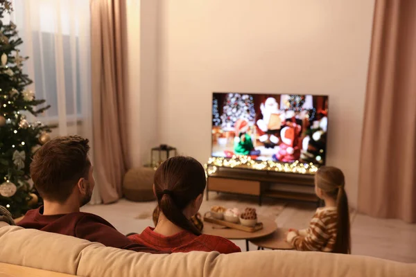 Rodzina Ogląda Telewizję Przytulnym Pokoju Świąteczna Atmosfera — Zdjęcie stockowe