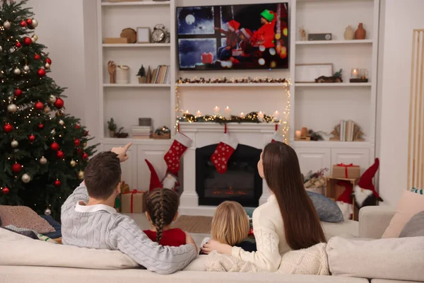 Rodzina Ogląda Świąteczne Filmy Przez Przytulnym Pokoju Widok Tyłu Zimowe — Zdjęcie stockowe