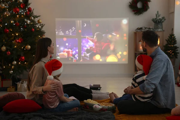 Rodina Sleduje Vánoční Film Přes Video Projektor Útulné Místnosti Zimní — Stock fotografie