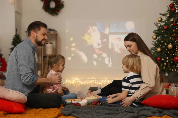 Šťastná Rodina Tráví Čas Spolu Videoprojektoru Útulné Místnosti Vánoční Atmosféra — Stock fotografie
