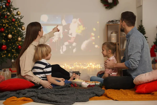 Rodina Sleduje Vánoční Film Přes Video Projektor Útulné Místnosti Zimní — Stock fotografie