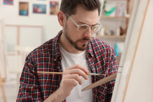スタジオでキャンバスに絵を描く男 創作趣味 — ストック写真