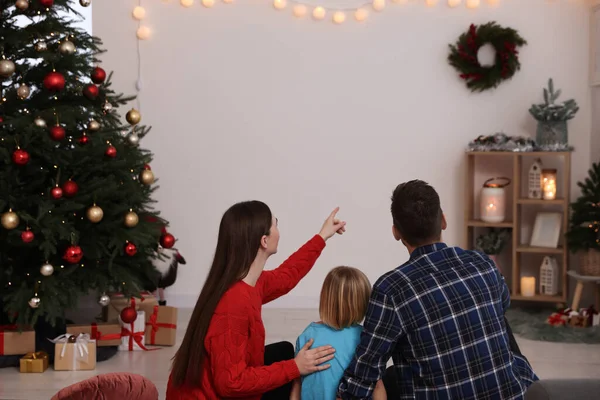 居心地の良い部屋 バックビューでプロジェクターを介してクリスマス映画を見て家族 冬の休日の雰囲気 — ストック写真