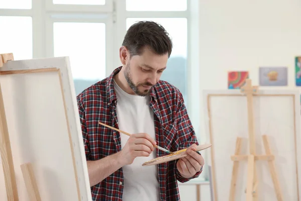 Красивый Мужчина Рисует Студии Творческое Хобби — стоковое фото