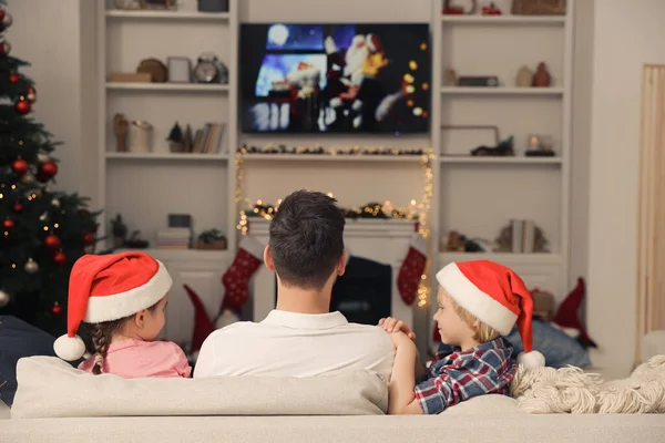 Ojciec Dziećmi Ogląda Telewizję Przytulnym Pokoju Świąteczna Atmosfera — Zdjęcie stockowe