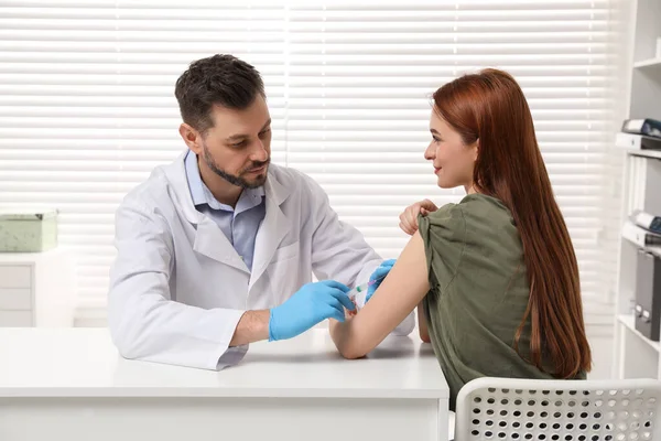 診療所の患者に肝炎ワクチンを与える医師 — ストック写真